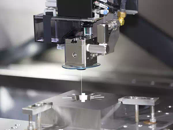 elettroerosione-a-filo-dei-metalli